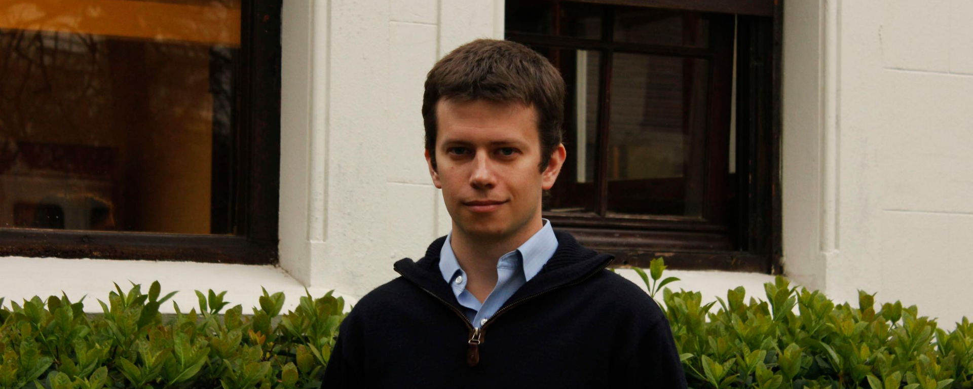 Juan Pablo Fossati frente a la sede de Facultad de Ingeniería de la UM.