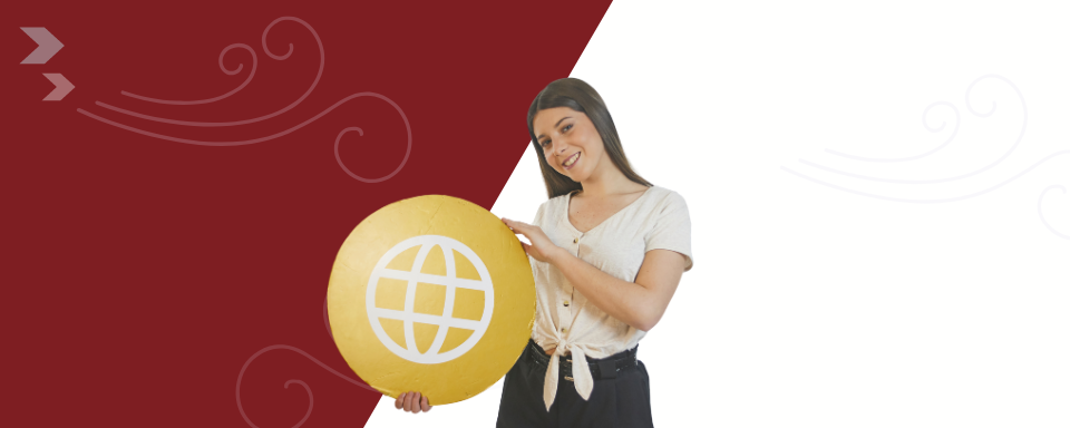 Nuevos programas a nivel local e internacional en FDER Universidad de Montevideo Una chica sostiene una imagen que representa al planeta.