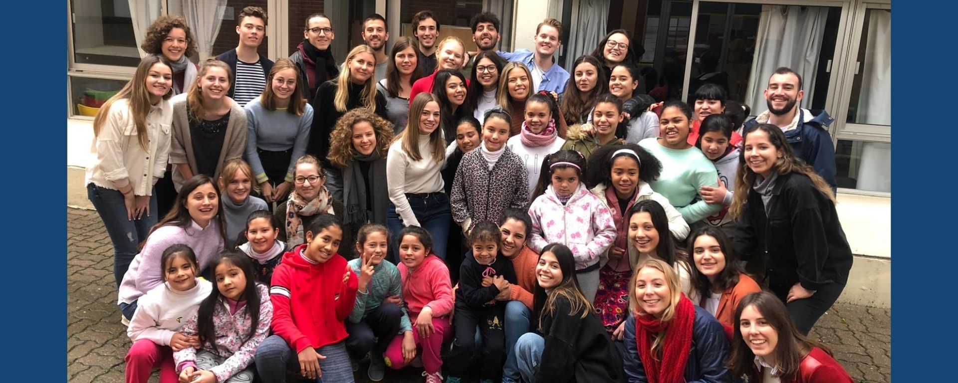 El grupo de voluntarios con las niñas del Hogar