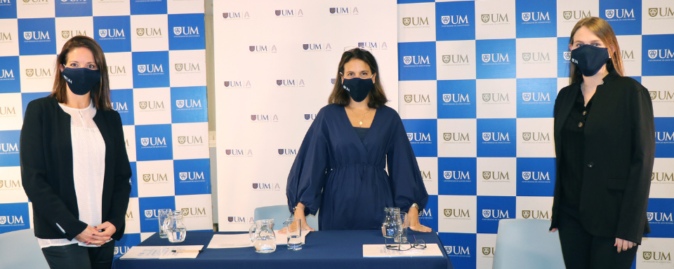 Las profesoras Alicia Santos y Gabriela Guerra junto a la moderadora Carina Novarese durante el segundo Encuentro UM. Alicia Santos, Carina Novarese y Gabriela Guerra en la UM.
