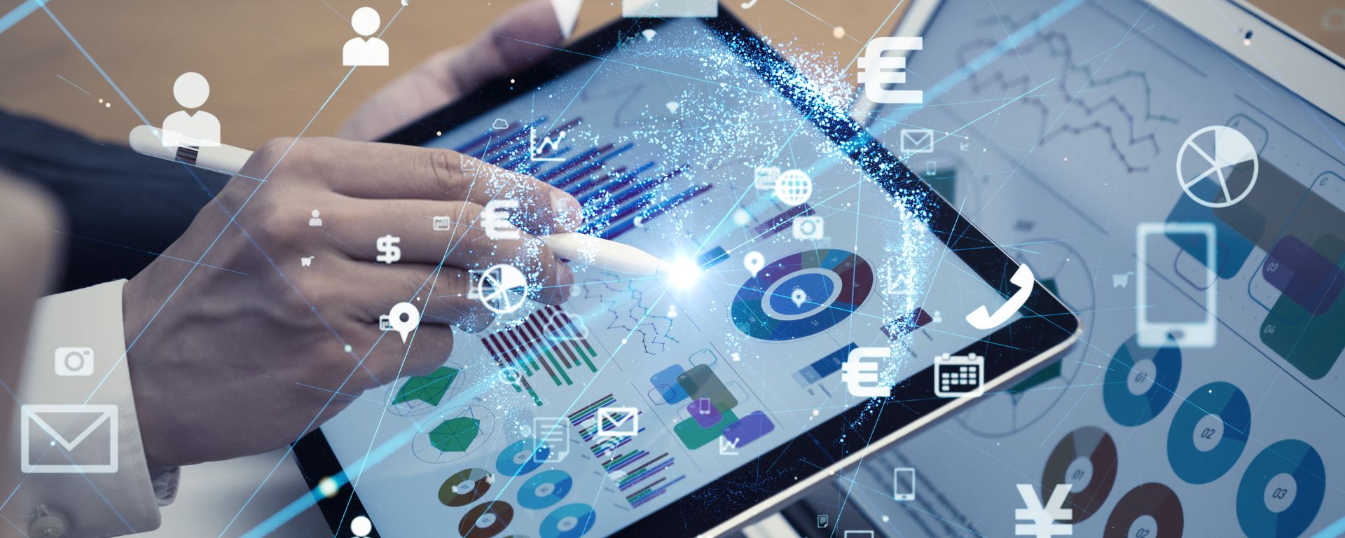 Nota Director de la Maestría en Finanzas en UM presentó investigación en Bostonimagen con tablet y gráficos de datos imagen con tablet y gráficos de datos