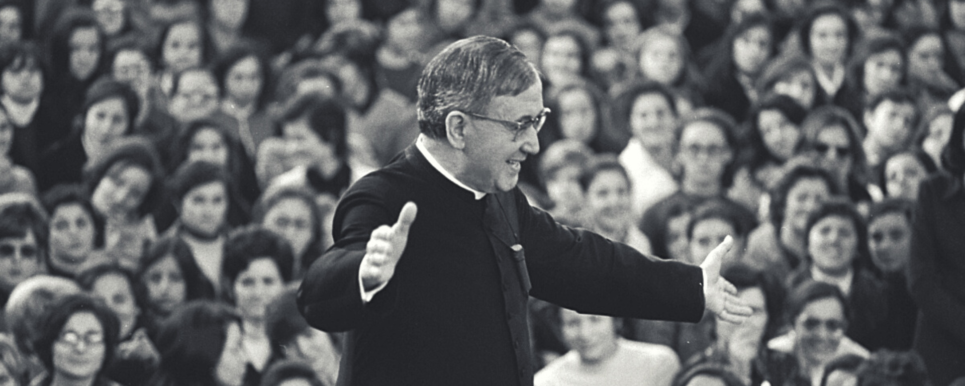 Imagen de san Josemaría Escrivá de Balaguer con brazos abiertos ante gran congregación Imagen de san Josemaría Escrivá de Balaguer con brazos abiertos ante gran congregación