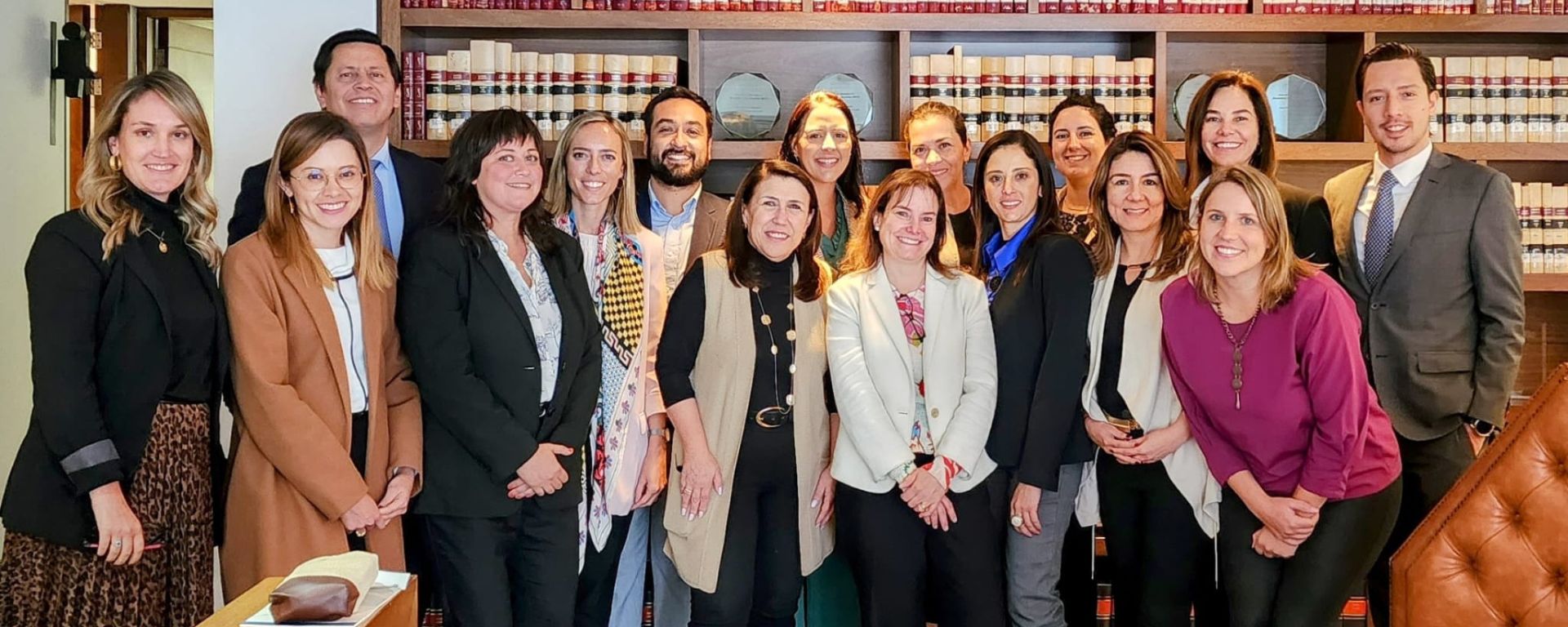 Docente de FDER participó en un encuentro para la promoción del trabajo pro bono en Latinoamérica Portada de noticia: abogados del encuentro, referentes de redes pro bono de Lat Am posan en estudio