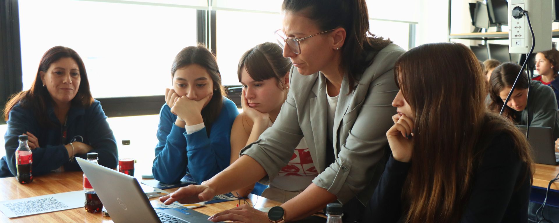 La Facultad de Ingeniería celebró el Día Internacional de las Niñas en las TICs con actividades interactivas y de inteligencia artificial