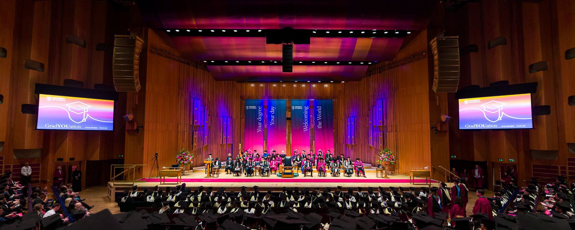 Se muestra escenario de la Universidad de Londres. 