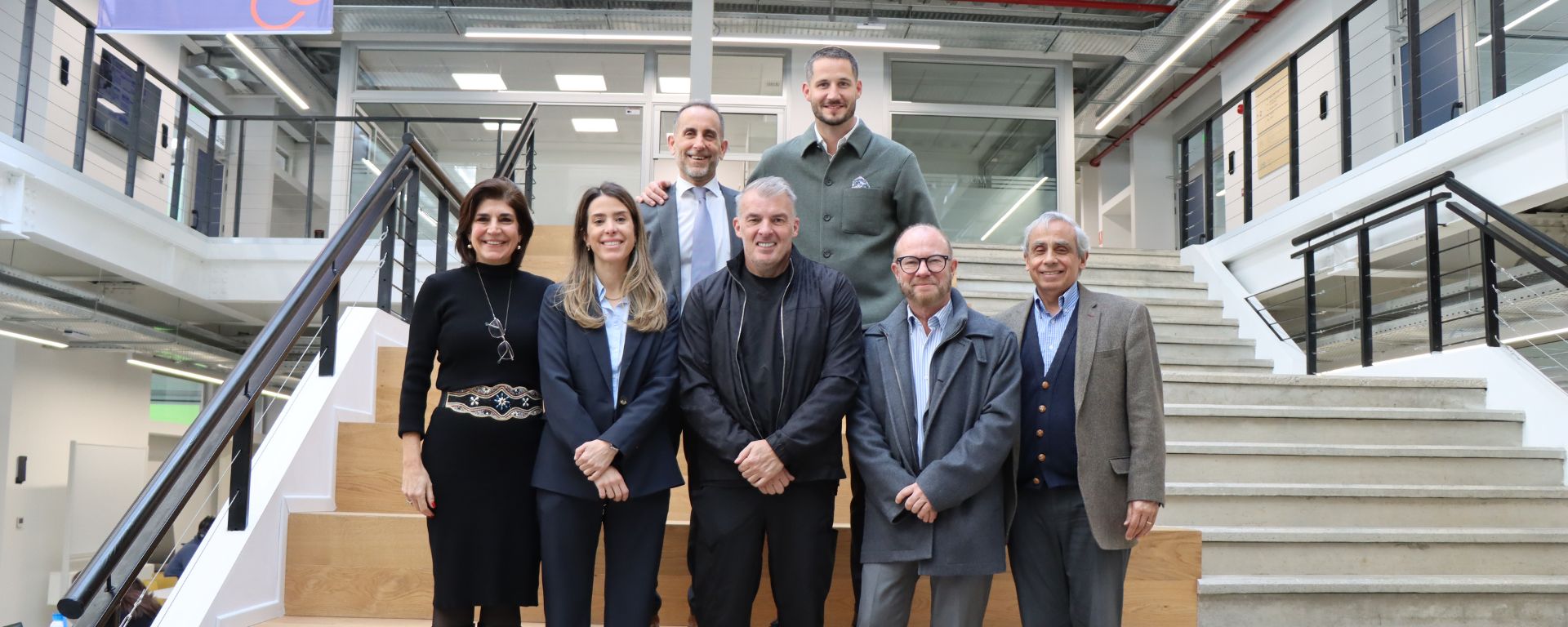 Personas están en la escalera de la Universidad del Montevideo