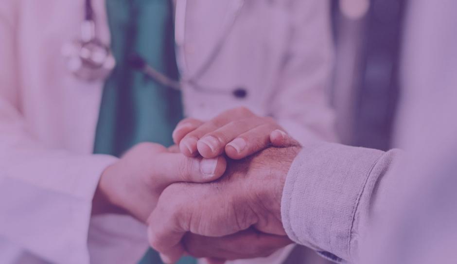 portada nuevo curso avanzado en Humanización en Salud: médico y paciente se toman de la mano