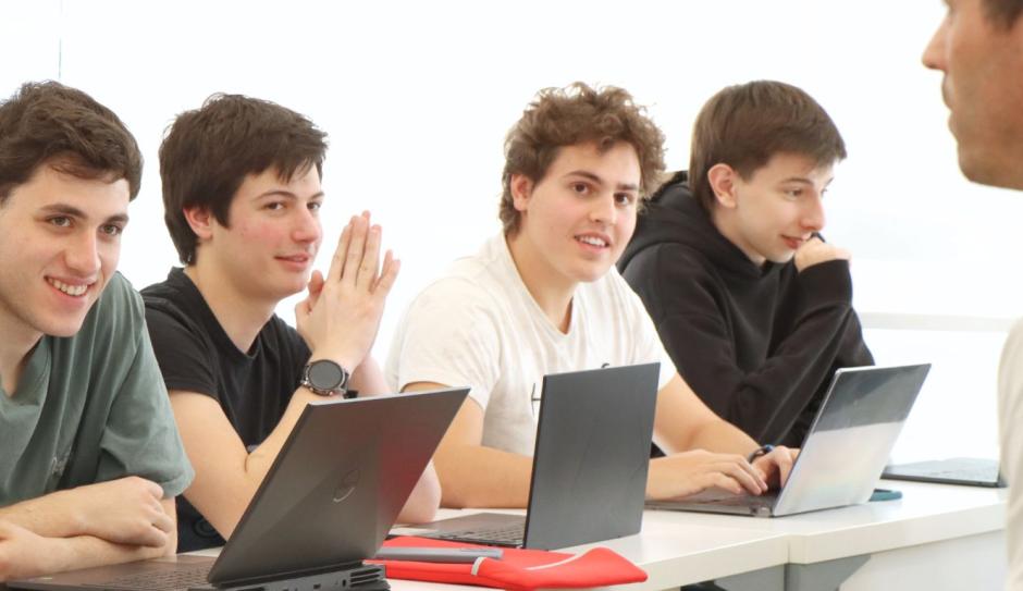 Mes internacional en FIUM: estudiantes participaron en cursos dictados por profesores internacionales