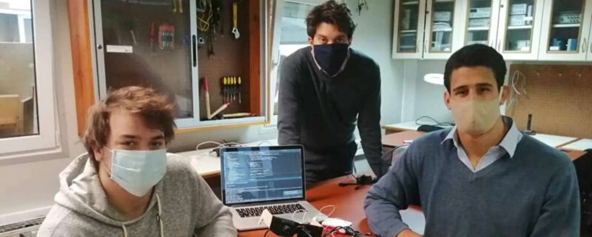 Alumnos de FIUM hicieron un sistema para auxiliar a ciegos_portada Foto: Alumnos de Ingeniería, Lukas Bergengruen y Juan Caputto, junto al docente de la asignatura Laboratorio de ITC VI, Diego Durán