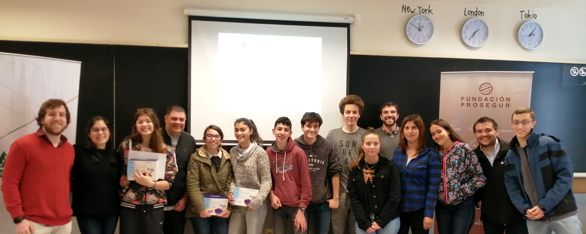 Jóvenes durante el taller de Design Thinking en un salón de clases de la Universidad de Montevideo