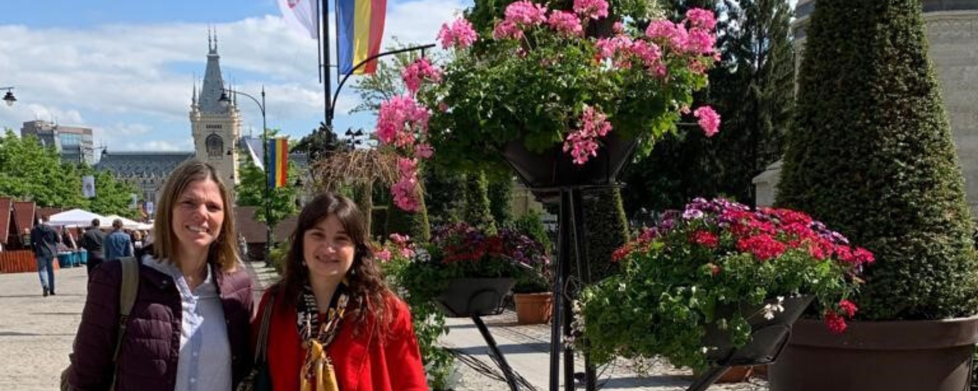 Las profesoras Josefina Maisonnave y Cristina Chiusano en un espacio público de Rumania.