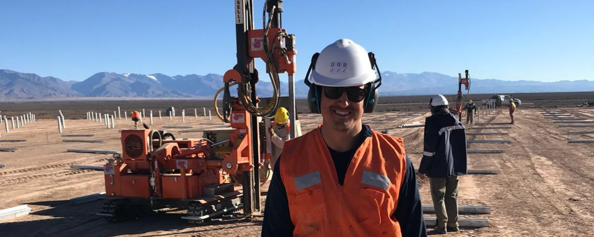 Federico Garín en la construcción de un parque solar.