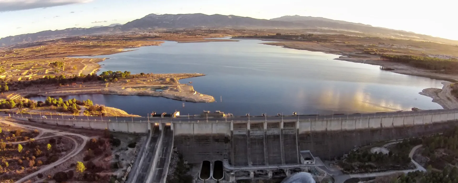 Lago y represa de agua. 