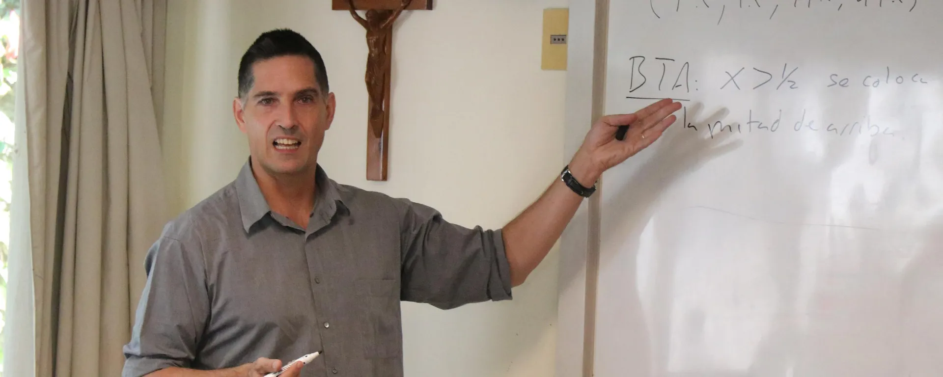 El profesor Juan Dubra durante una clase. El profesor Juan Dubra durante una clase.