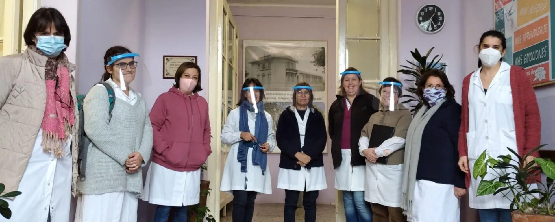 Una escuela ejemplar bajo la “nueva normalidad”_portada Foto: cuerpo académico de la escuela N°47 del departamento de Flores