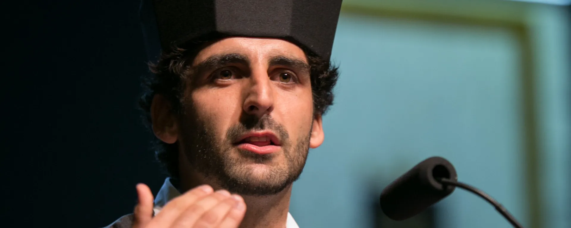 Joaquín Pena durante su discurso de graduación. Joaquín Pena mira al público durante su discurso de graduación.