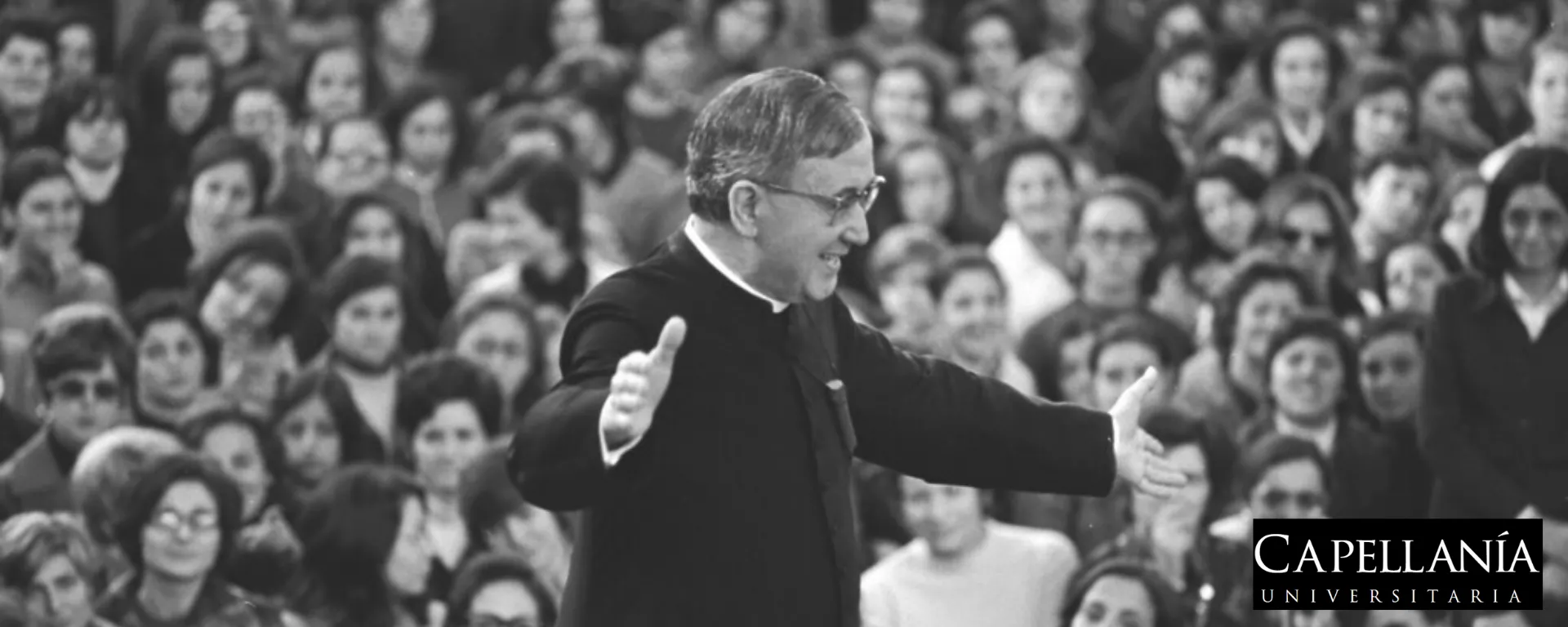 92 años de la Obra, foto de san Josemaría Escrivá de Balaguer entre la multitud