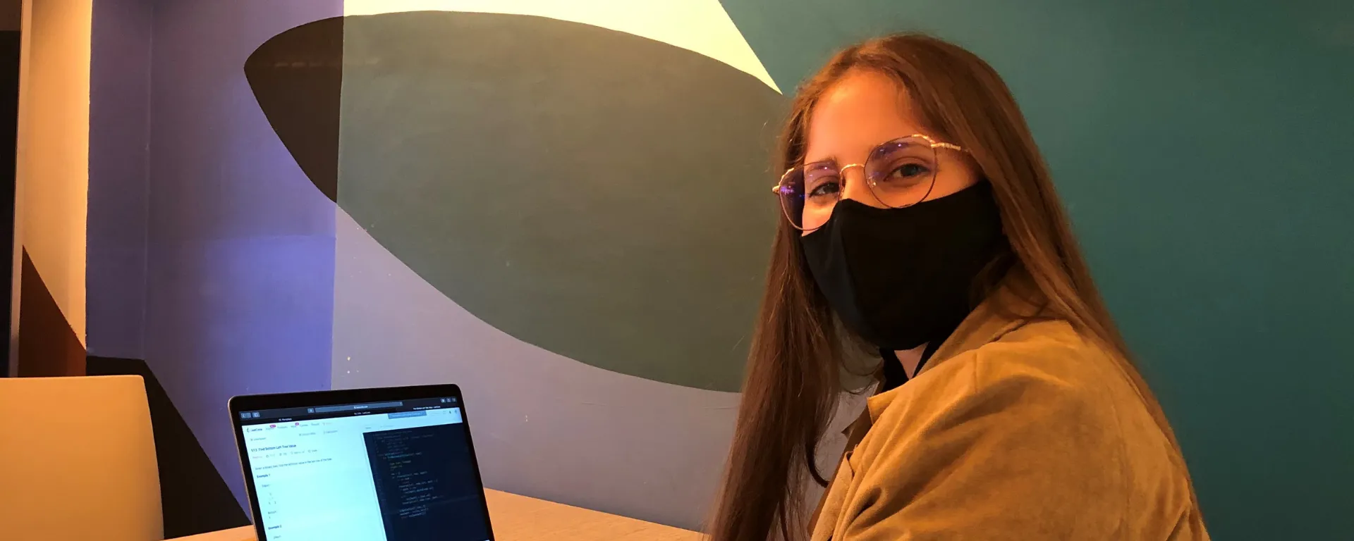 Serrana Aguirregaray cursa el tercer año de Ingeniería en Informática en la UM. La estudiante de la UM en la cantina de la universidad frente su computadora.