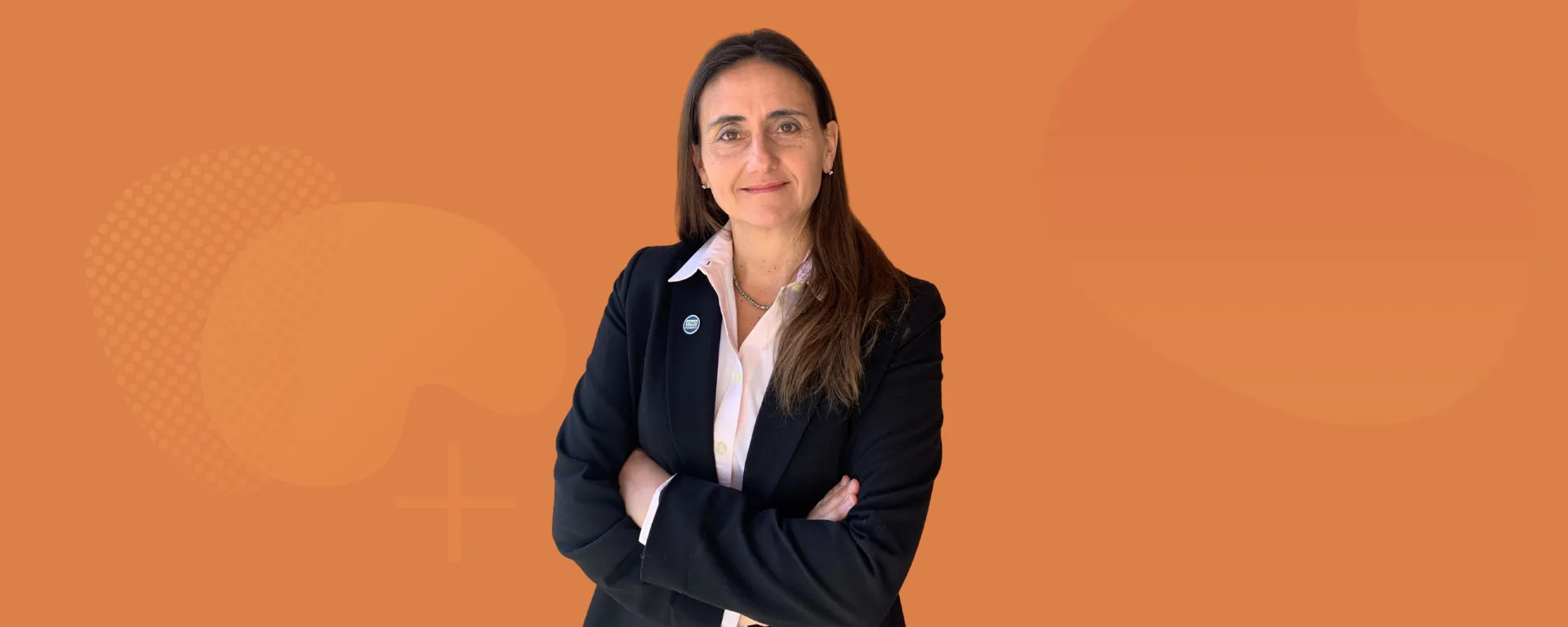 Carolina Saizar Carolina Saizar, posa sobre fondo color naranja