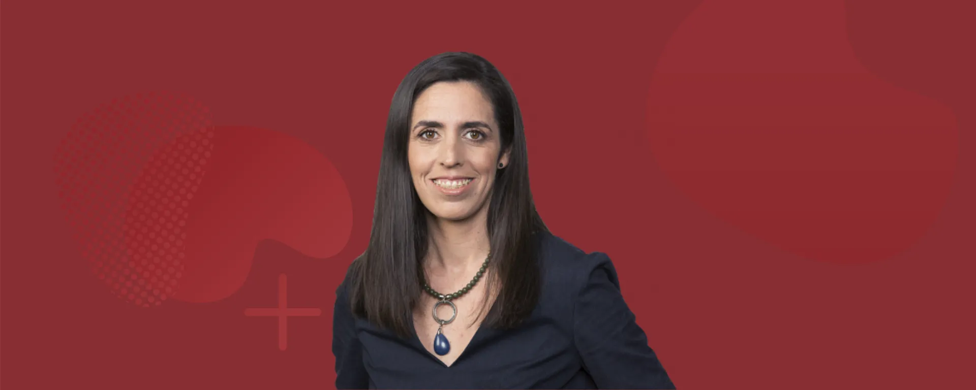 Isabel Laventure, sobre fondo rojo oscuro