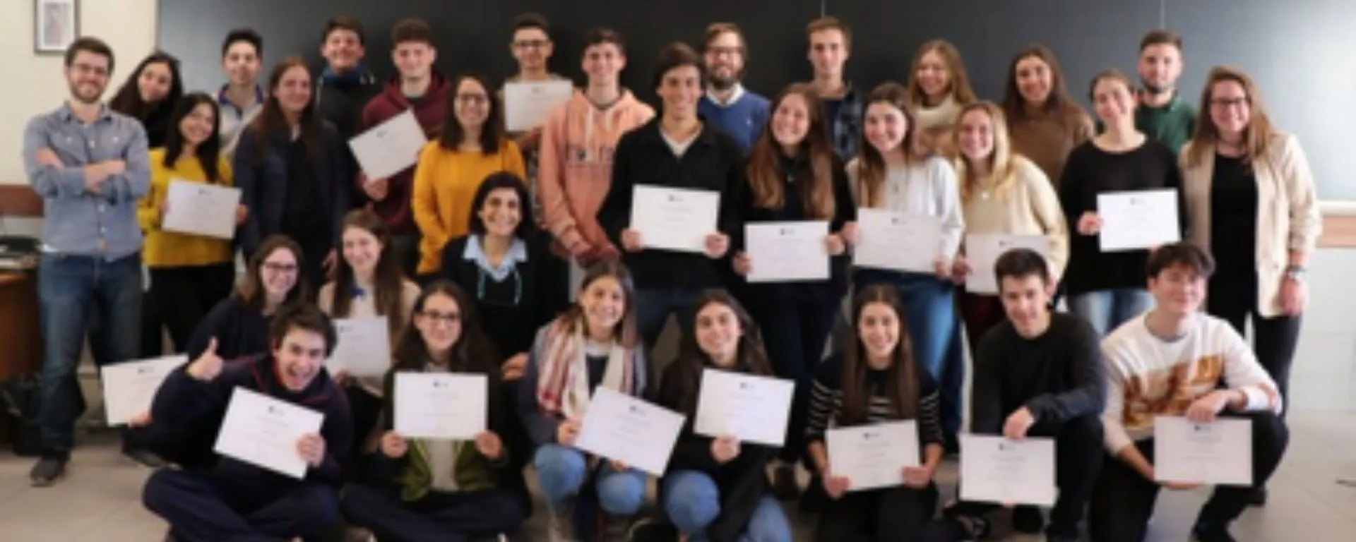 Los estudiantes de bachillerato con sus diplomas del curso Los estudiantes de bachillerato con sus diplomas del curso