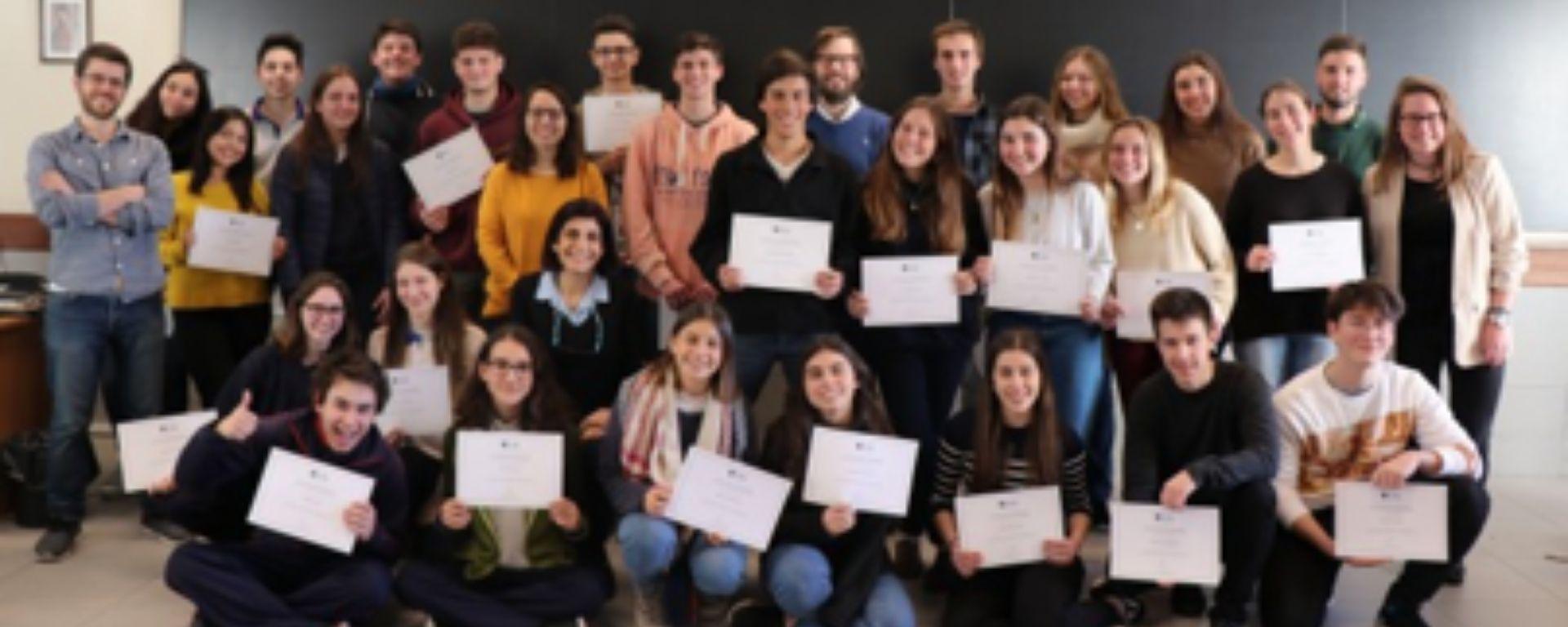 Los estudiantes de bachillerato con sus diplomas del curso