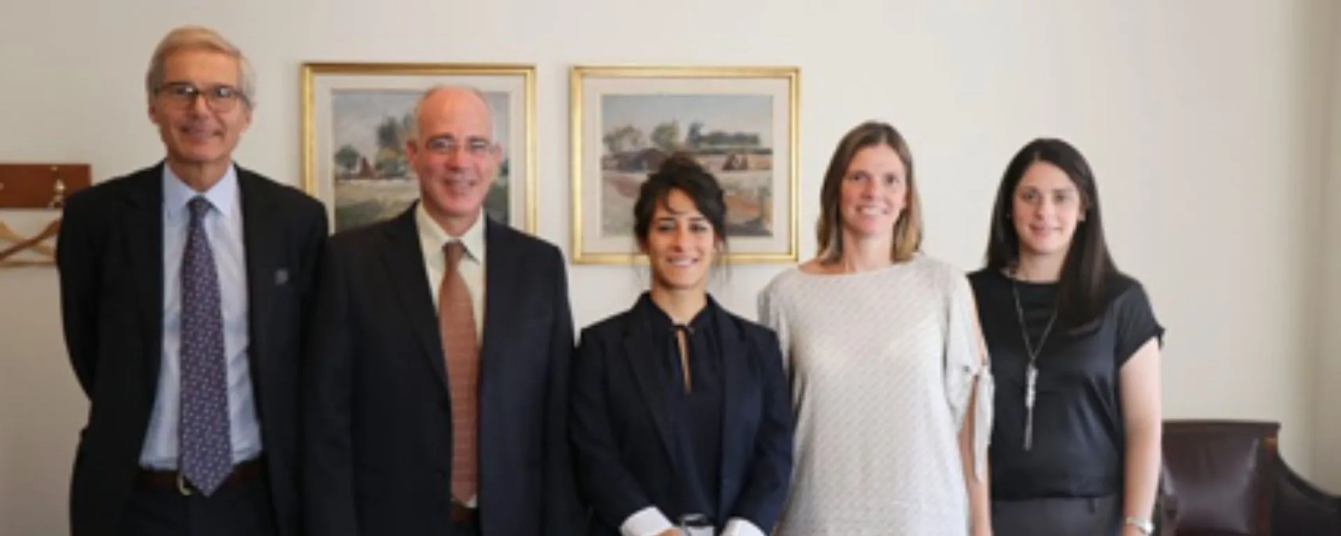 De izquierda a derecha: el rector de la UM, Dr. Juan Manuel Gutiérrez Carrau; el embajador de Israel, Sr. Yoed Magen; la primera secretaria y cónsul, Sra. Sapir Efron; la directora de Initium, Lic. Josefina Maisonnave y la representante de Relaciones Internacionales de la UM, Ing. Elizabeth Scherschener