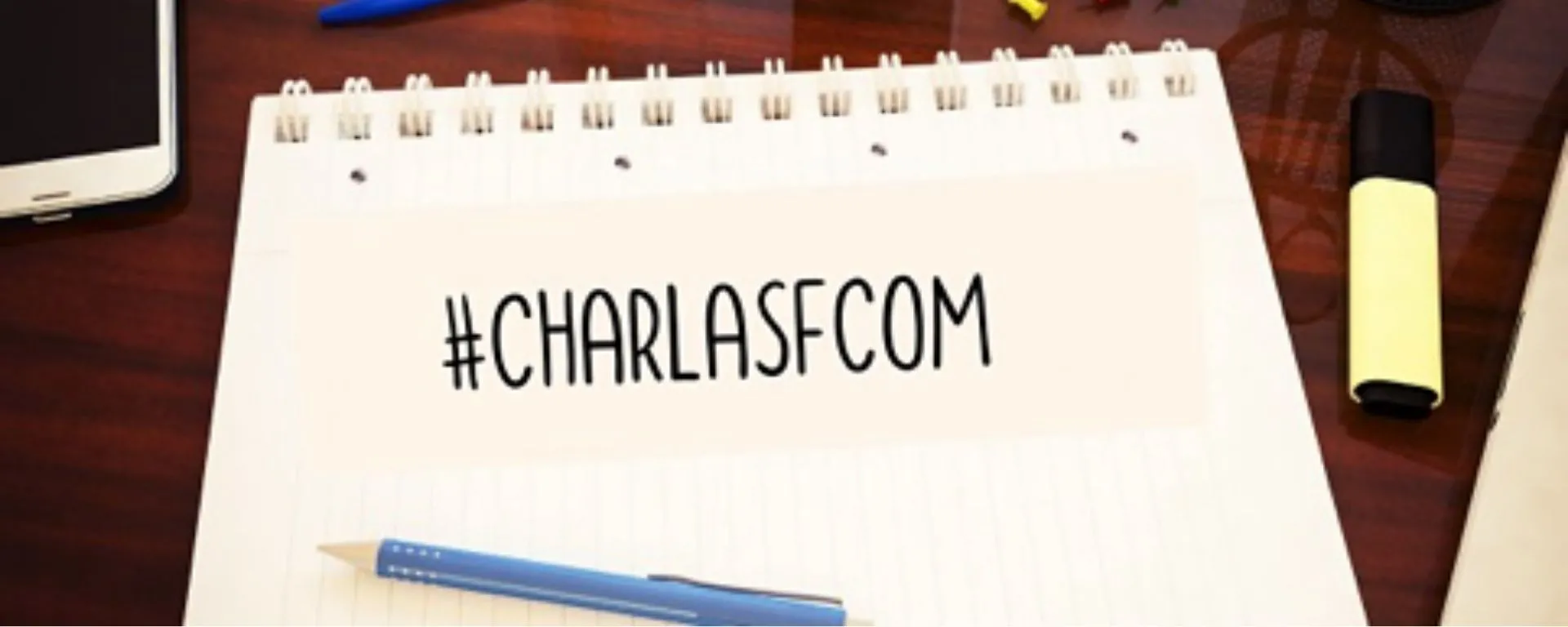 Frase "#CharlasFCOM" en un bloc de hojas Frase "#CharlasFCOM" en un bloc de hojas
