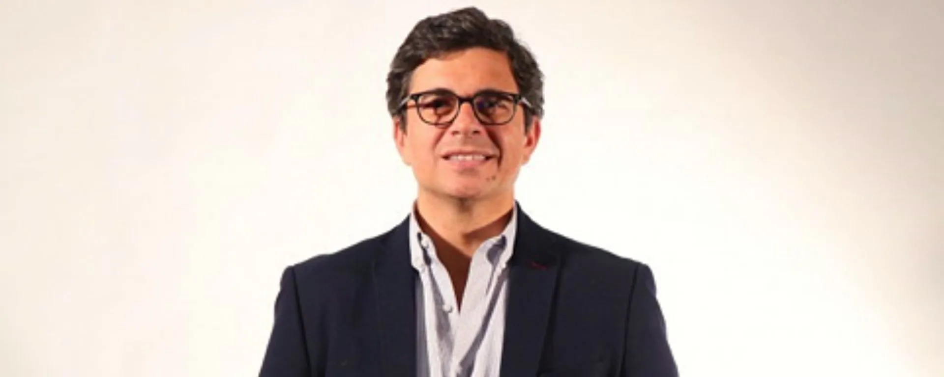 El Dr. Ignacio Batista sobre fondo blanco El Dr. Ignacio Batista sobre fondo blanco