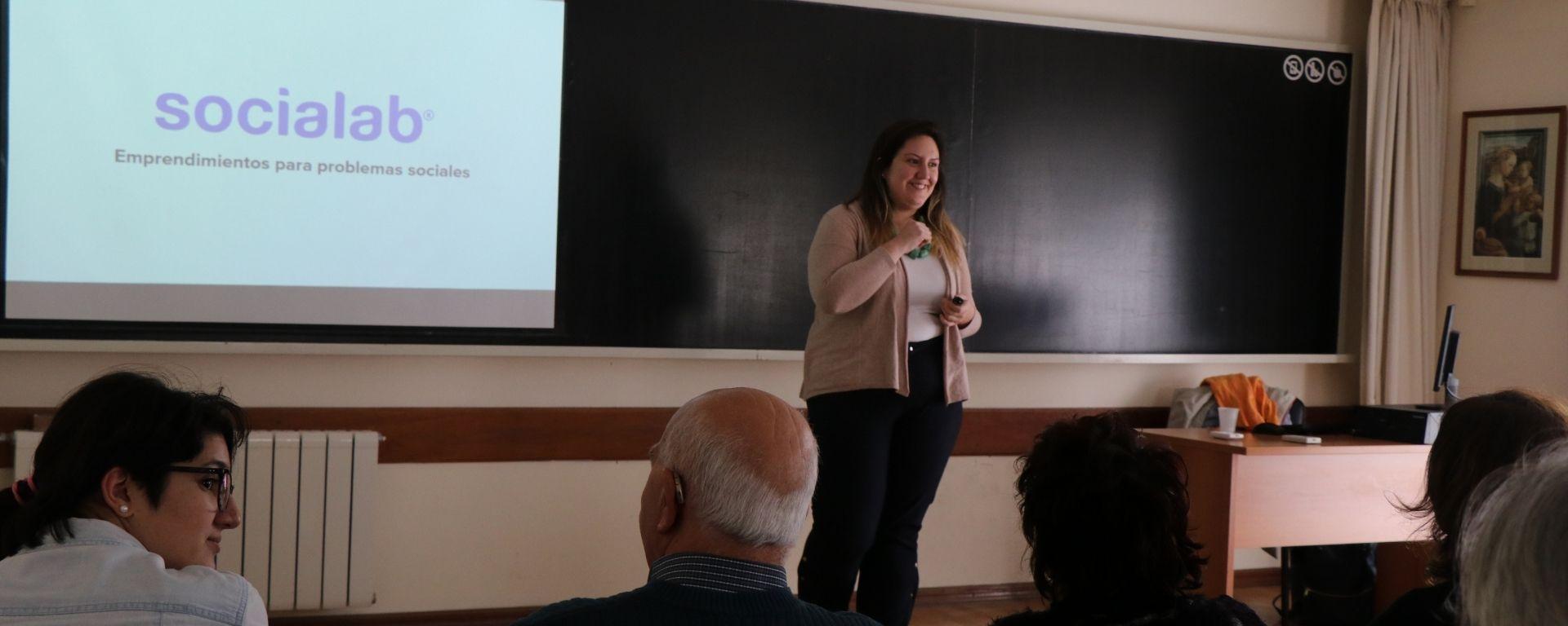 Alejandra Rossi dando la charla