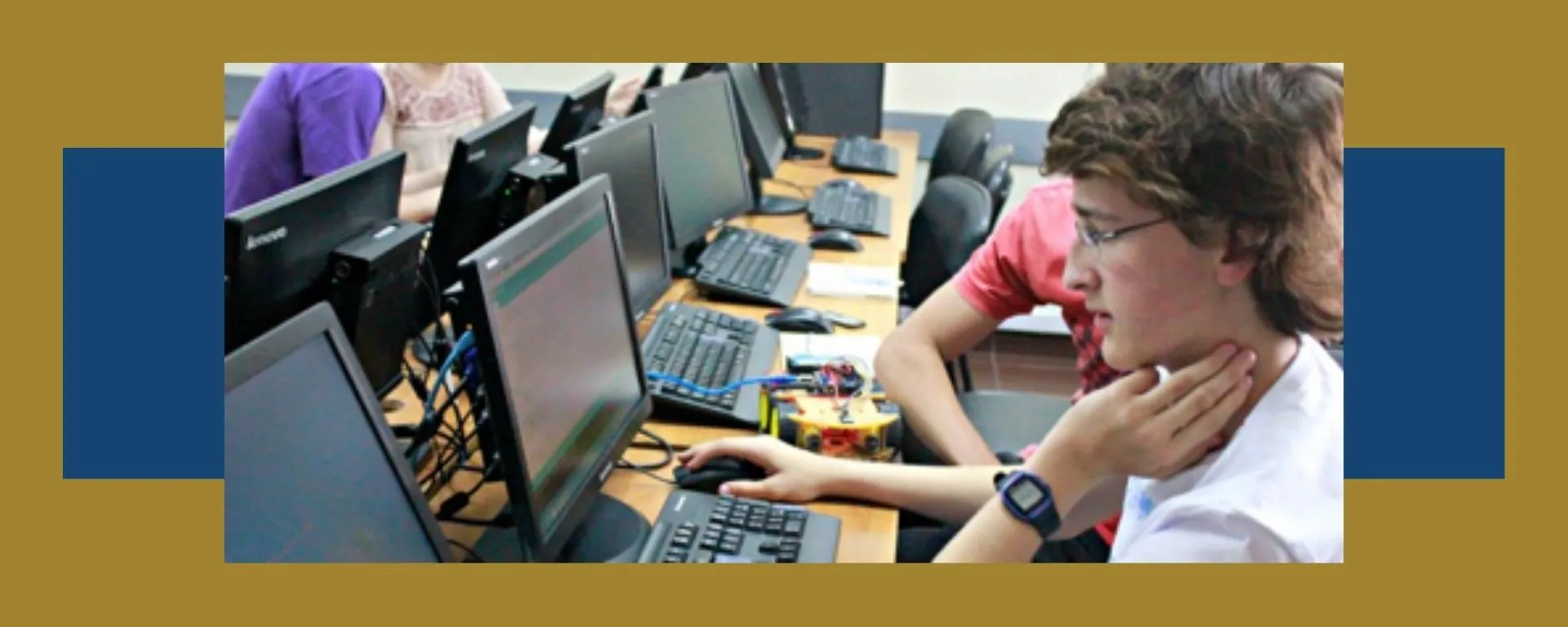 Chico en la computadora Chico en la computadora