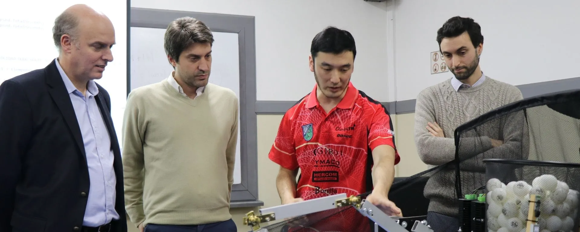 John Hirata mostrando su robot John Hirata mostrando su robot