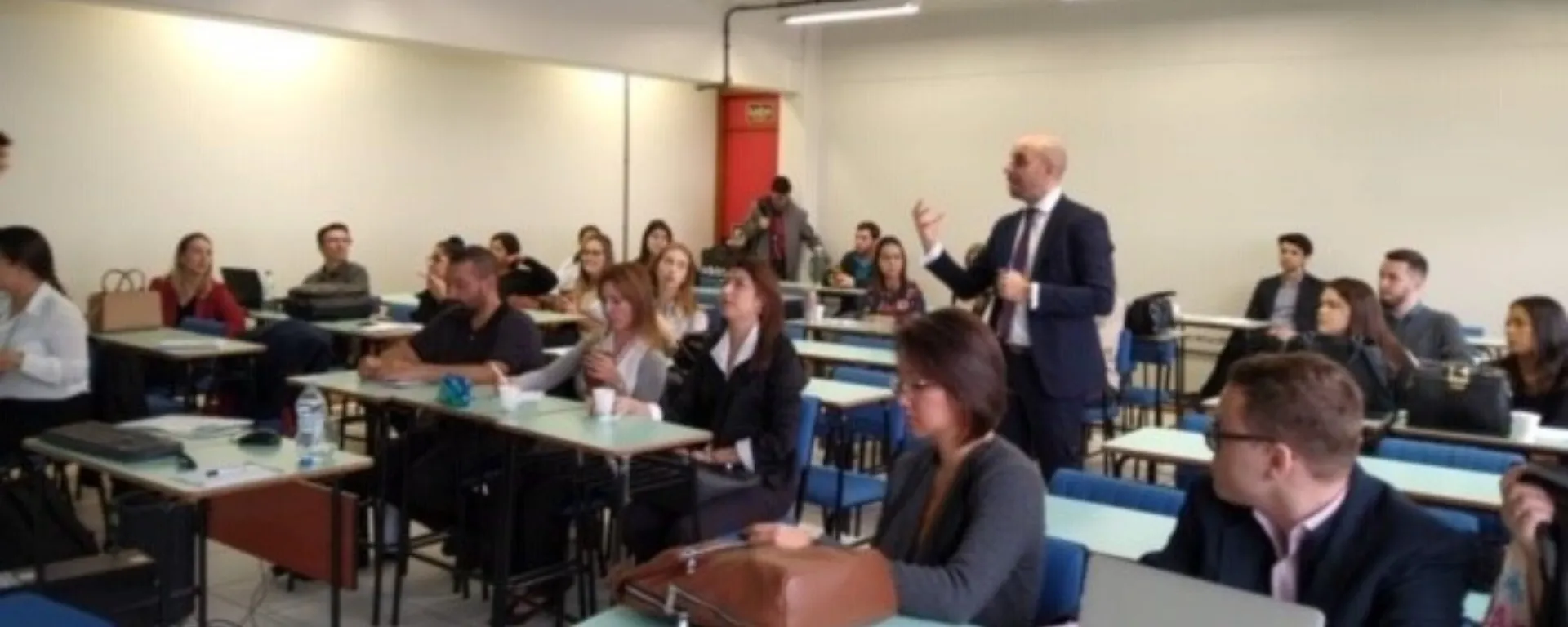 Schiavi dictando clase Schiavi dictando clase