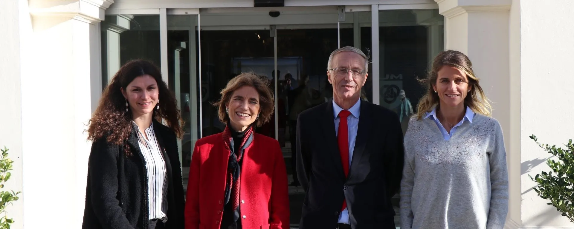 Los representantes de la embajada junto a los de la UM Los representantes de la embajada junto a los de la UM