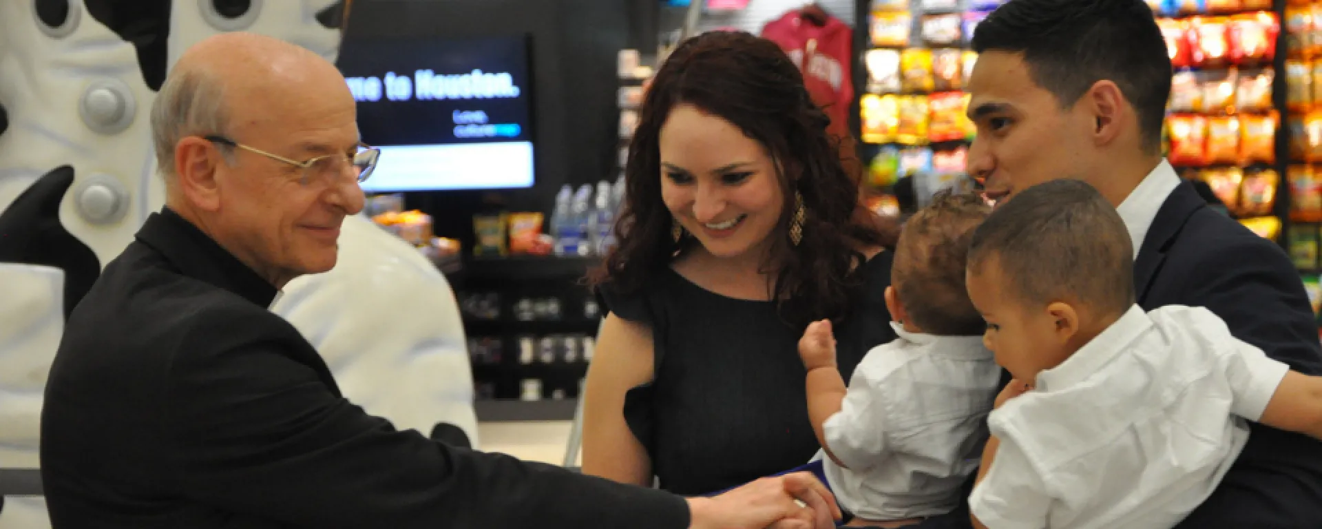 Mons. Fernando Ocáriz es prelado del Opus Dei desde el 23 de enero de 2017. Mons. Fernando Ocáriz junto a una familia.