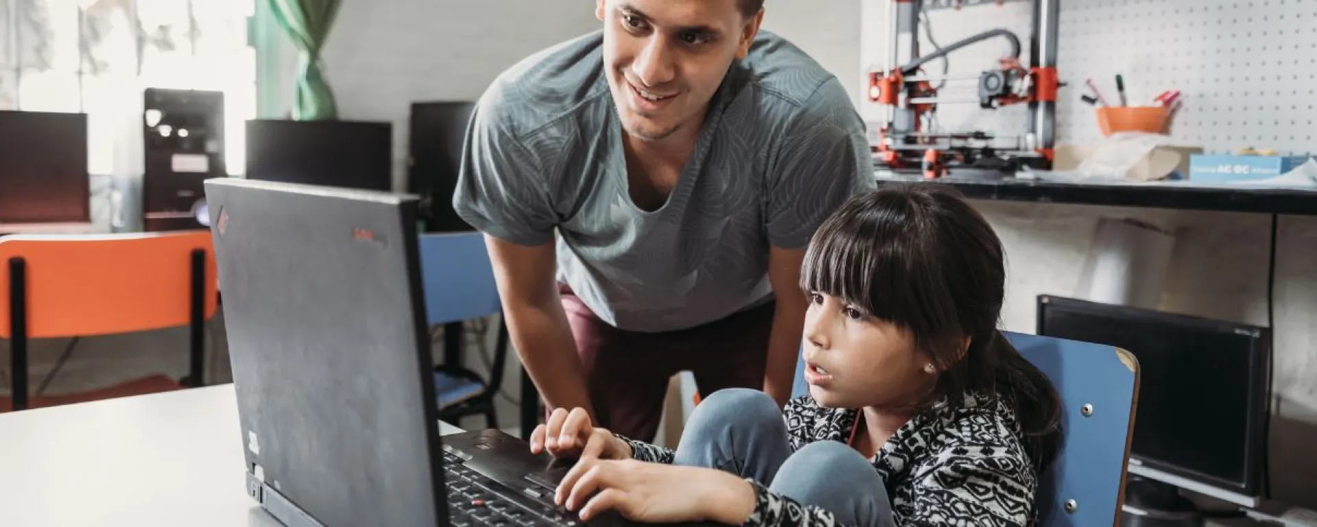 FCEE apoya programa de tutorías de ReachingU para liceos de contexto crítico FCEE apoya programa de tutorías de ReachingU para liceos de contexto crítico