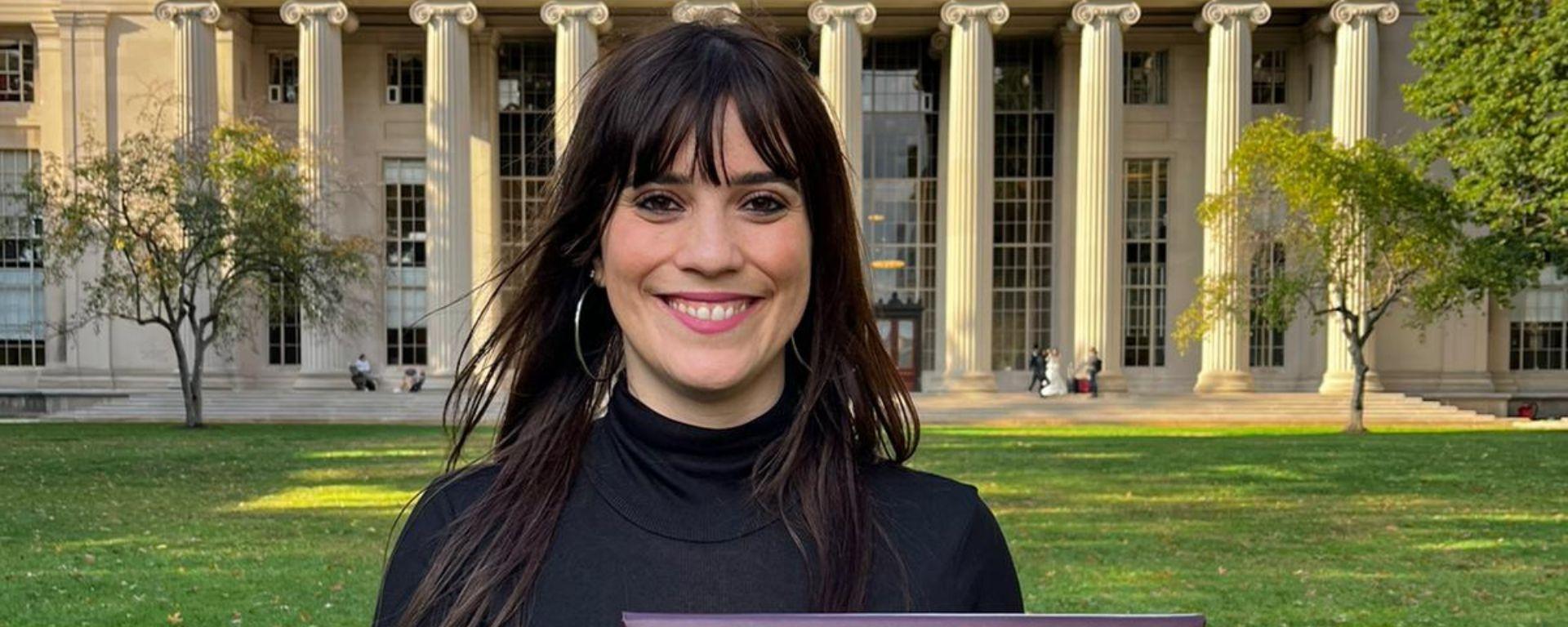 Patricia Filluelo, con diploma en mano, posa en el campus del MIT Patricia Filluelo, con diploma en mano, posa en el campus del MIT