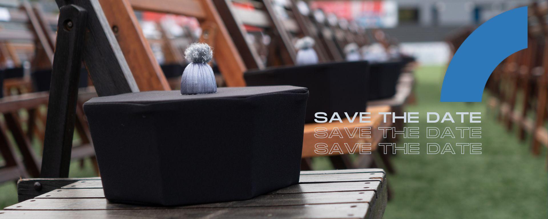 Graduación 2022, save the date Birrete de graduación sobre silla, con leyenda sobre impresa en la foto, que lee "Save the Date"