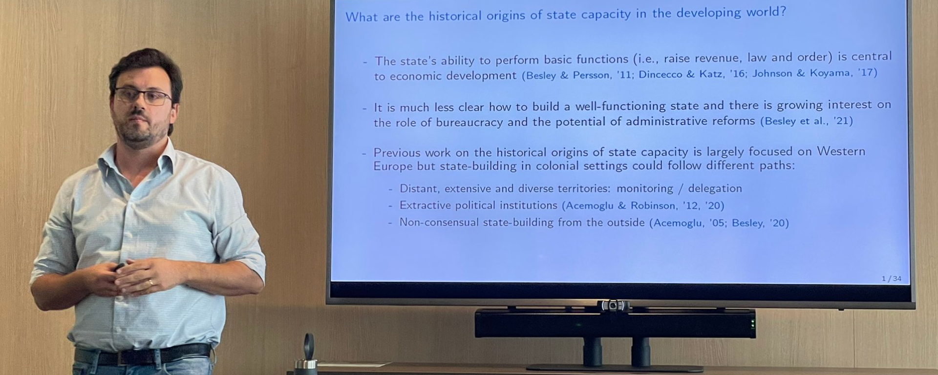 Giorgio Chiovelli expone a un lado del proyector Giorgio Chiovelli expone a un lado del proyector
