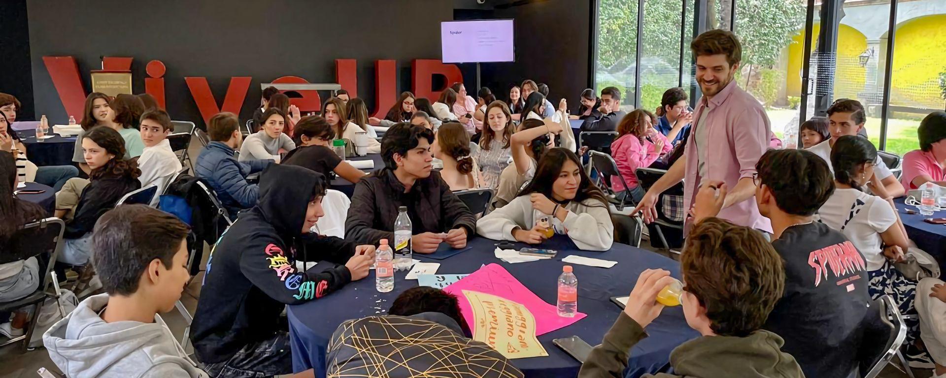 Docente de la UM dictó clases en México Docente de la UM dictó clases en México