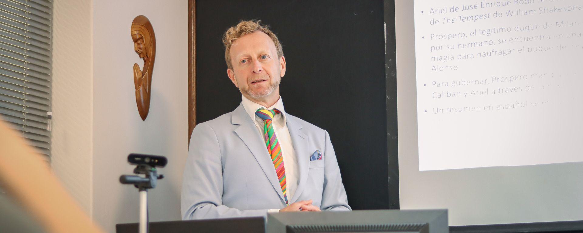 Profesor de la Universidad de Roskilde en Dinamarca visitó la UM Profesor de la Universidad de Roskilde en Dinamarca visitó la UM