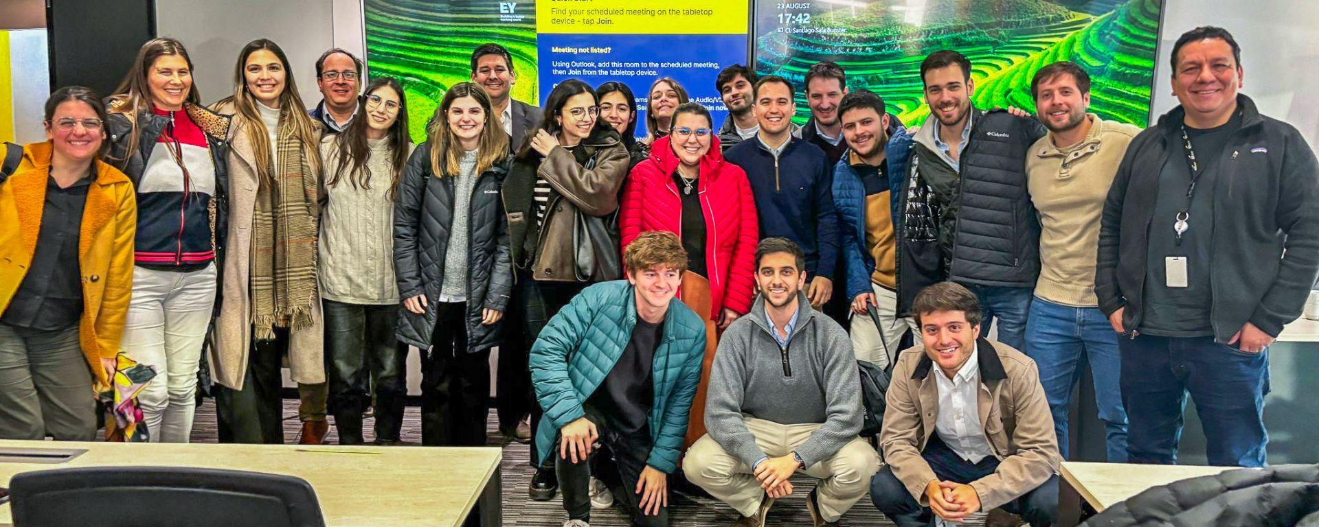 Estudiantes y graduados  de la Maestría en Ciencia de Datos viajaron a Chile para visitar  empresas como Google y Scotiabank