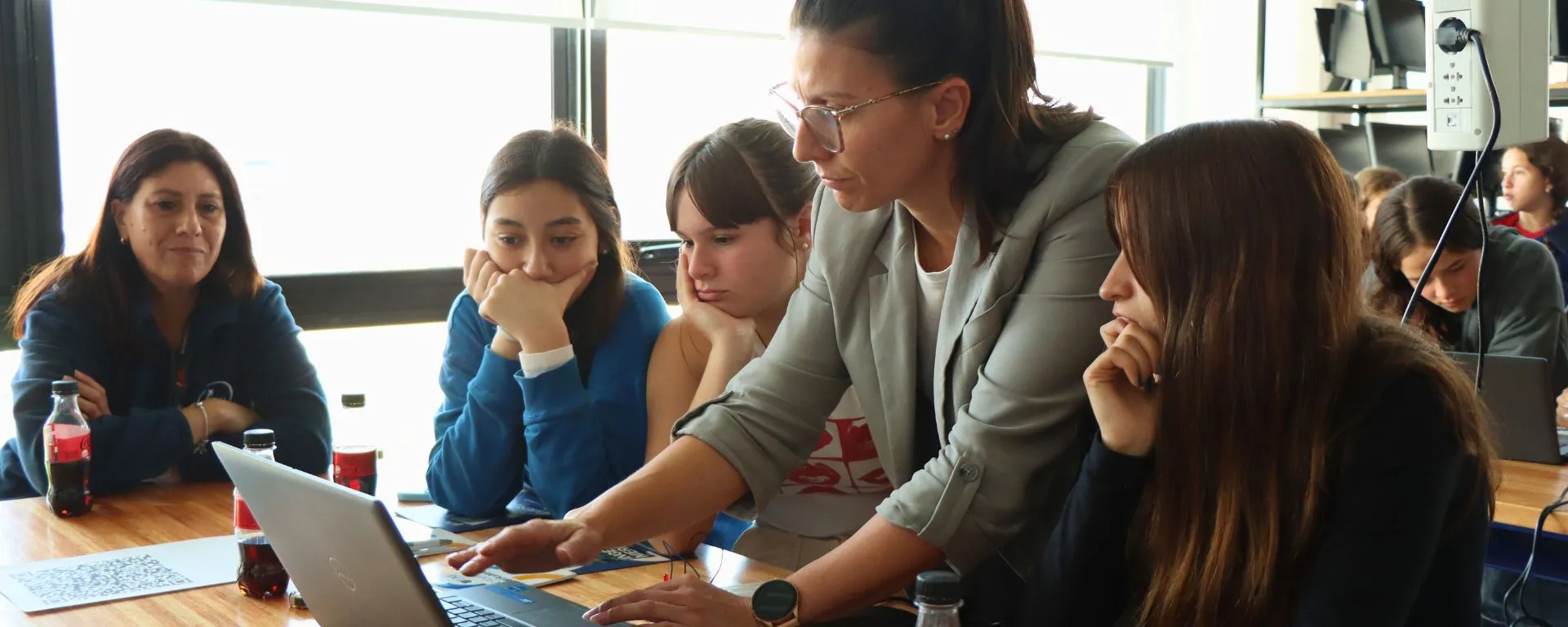 La Facultad de Ingeniería celebró el Día Internacional de las Niñas en las TICs con actividades interactivas y de inteligencia artificial