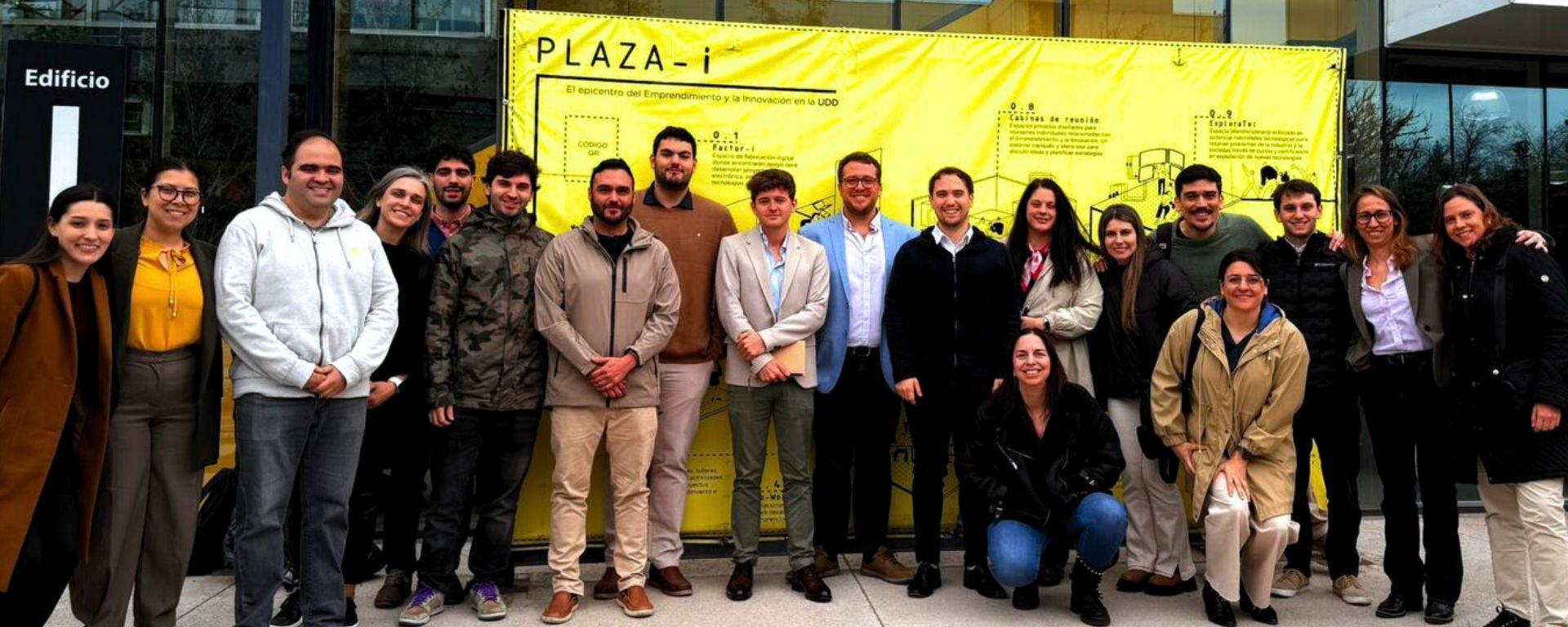 Grupo de personas, alumnos de UMPE, posan para la foto durante su visita a Chile