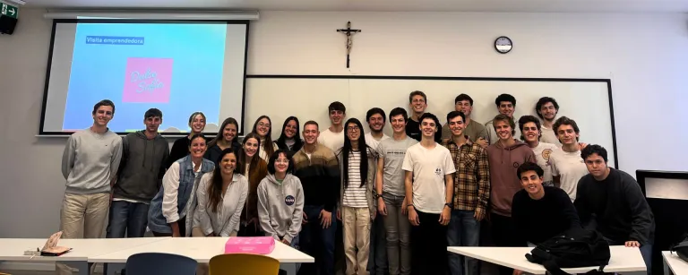 Grupo de estudiantes de la UM Initium en las aulas