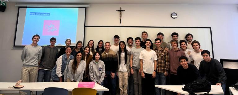 Grupo de estudiantes de la UM Initium en las aulas