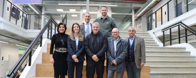 Personas están en la escalera de la Universidad del Montevideo